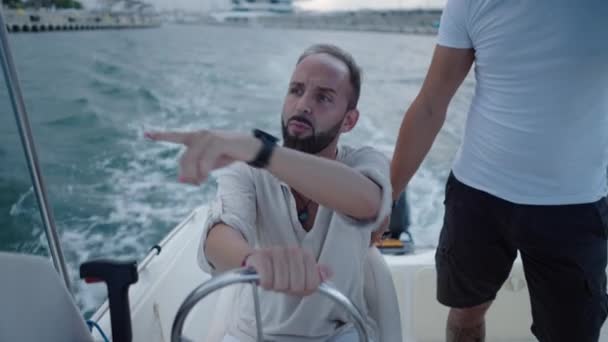 留着胡子的男孩驾船问些什么 奢侈的生活方式 — 图库视频影像