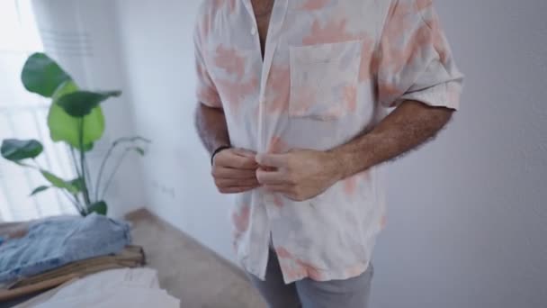 Latijnse Jongen Met Baard Het Aanpassen Van Een Patroon Shirt — Stockvideo