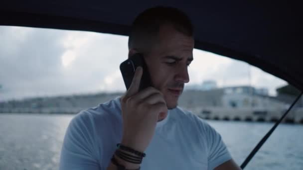Close Homem Caucasiano Falando Telefone Barco Estilo Vida Luxo — Vídeo de Stock
