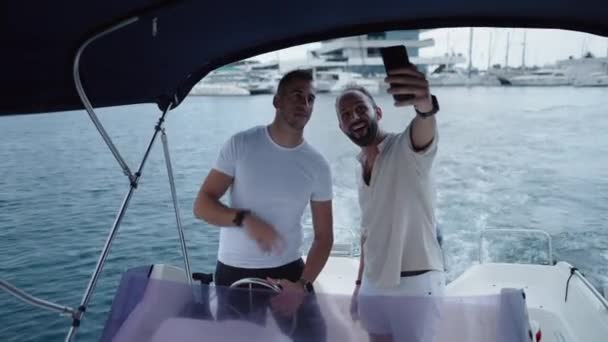 Par Homens Adultos Caucasianos Tomando Uma Selfie Barco Estilo Vida — Vídeo de Stock