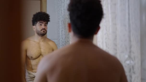 毛深い男は鏡の前に自分自身を見る 4K水平ビデオ — ストック動画