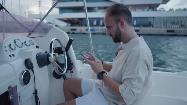 バレンシアの港でボーイとセーリングボート 贅沢なライフスタイル — ストック動画