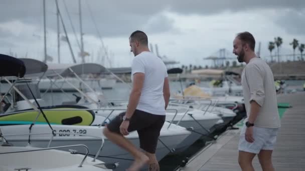 Két Barát Belép Egy Hajóra Valencia Kikötőjében Luxus Életmód — Stock videók