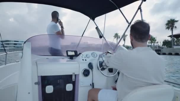 Muž Lněné Košili Řídí Loď Svým Přítelem Luxusní Životní Styl — Stock video
