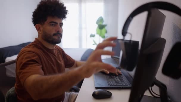 Uomo Sudamericano Prende Cuffie Mentre Lavora Sul Suo Computer Video — Video Stock