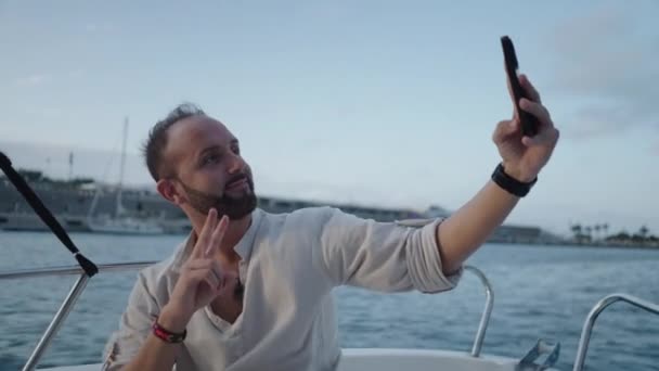 Menino Bonito Com Barba Tira Uma Selfie Barco Estilo Vida — Vídeo de Stock