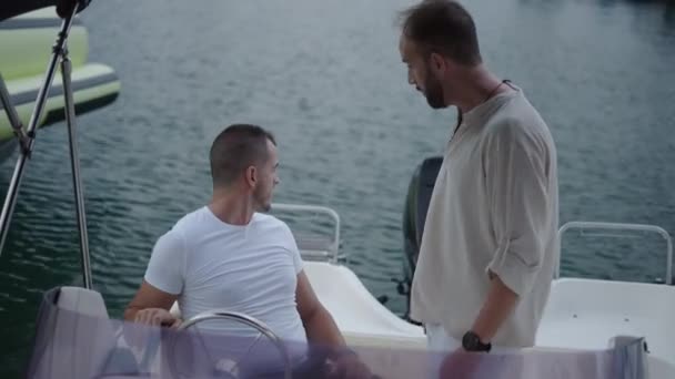 Dois Amigos Divertir Enquanto Eles Estão Barco Estilo Vida Luxo — Vídeo de Stock