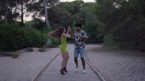 Ein Paar Bachata Tänzer Bewegen Die Hüften Auf Einem Fußweg — Stockvideo