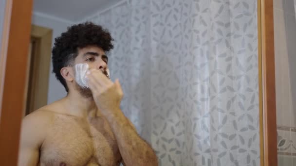 Esportista Aplicando Espuma Barbear Seu Rosto Horizontal Vídeo — Vídeo de Stock