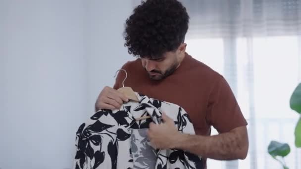 Hombre Planchando Camisa Impresa Para Una Fecha Horizontal Video — Vídeo de stock