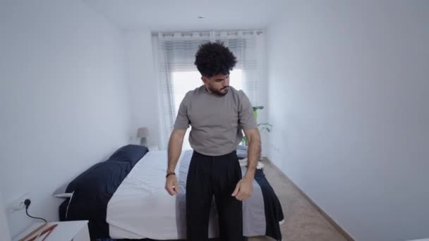 彼の寝室でズボンを調整する毛深い男 4K水平ビデオ — ストック動画