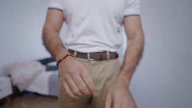 Yakışıklı Latin adam güneş gözlüğü takıyor - 4K Yatay video