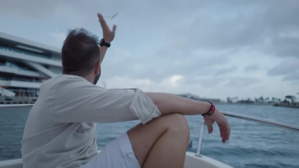 Férfi Vászon Ing Hullámok Hajó Valencia Port Luxus Életmód — Stock videók