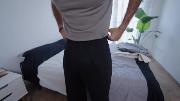 Μυώδης Άνδρας Που Αγγίζει Παντελόνι Του Στην Κρεβατοκάμαρά Του Οριζόντια — Αρχείο Βίντεο