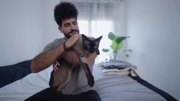 拉丁男孩在卧室里摸他的猫 4K水平视频 — 图库视频影像