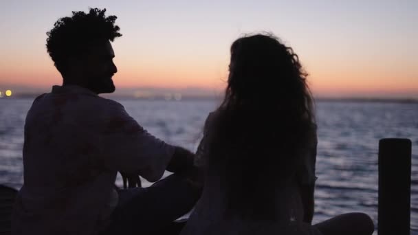 Çiftler Güzel Bir Günbatımında Birbirlerine Sevgi Gösterirler Yatay Video — Stok video