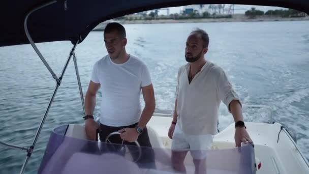 Két Kaukázusi Férfi Beszél Valamiről Miközben Hajó Mozog Luxus Életmód — Stock videók
