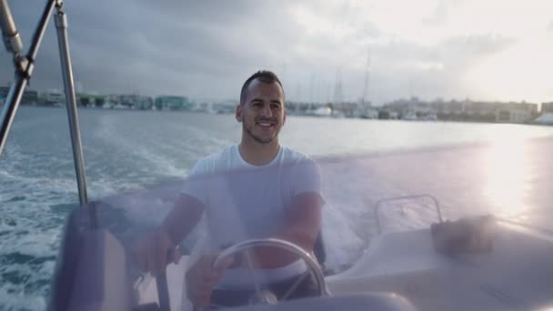 Щасливий Хлопчик Водить Човен Через Порт Валенсії Розкішний Спосіб Життя — стокове відео
