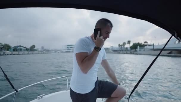 Svalnatý Muž Mluví Telefonu Lodi Luxusní Životní Styl — Stock video