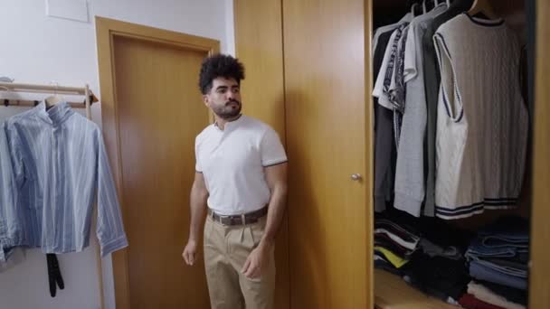 Homem Latino Dançando Frente Seu Espelho Guarda Roupa Horizontal Vídeo — Vídeo de Stock