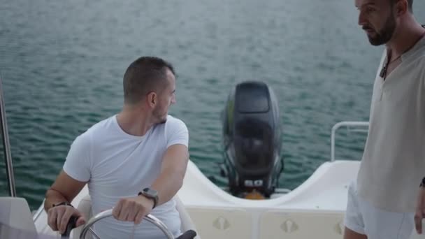 Два Друга Запускают Двигатель Лодки Испании Роскошный Образ Жизни — стоковое видео