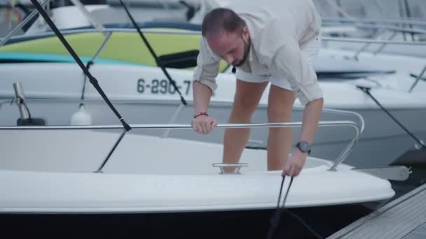 Бородатый Человек Помещает Швартовку Лодку Своим Другом Внутри Роскошный Образ — стоковое видео