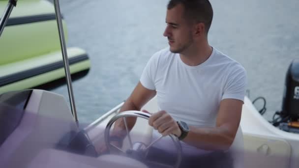 Homem Espanhol Invertendo Seu Barco Valência Estilo Vida Luxuoso — Vídeo de Stock