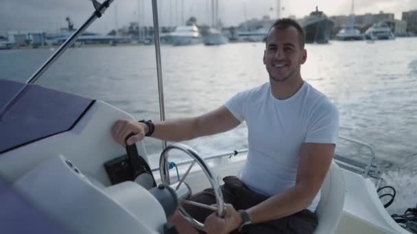 Blanke Man Rijdt Een Boot Spanje Luxe Levensstijl — Stockvideo