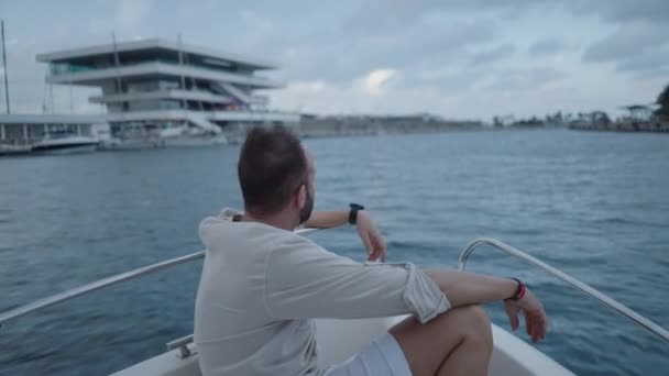 Egy Szakállas Fiú Egy Hajón Kikötő Valencia Háttérben Luxus Életmód — Stock videók