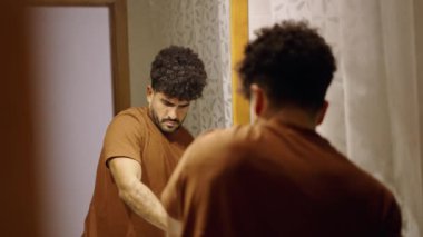 Afro saçlı, tuvalet camı temizleyen Venezuelalı adam - 4K Yatay video
