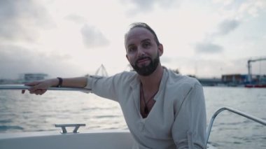 Valencia 'da bir teknede oturan çocuk gülümsüyor - lüks bir yaşam tarzı