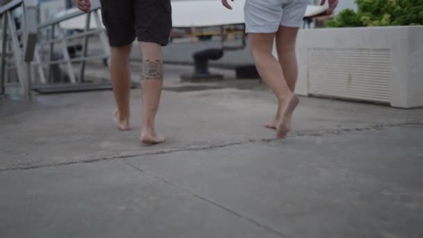 Dois Homens Caminham Descalços Longo Uma Passarela Porto Estilo Vida — Vídeo de Stock