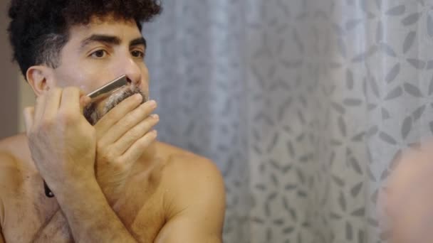 Hombre Esboza Barba Con Una Navaja Afeitar Casa Horizontal Video — Vídeo de stock