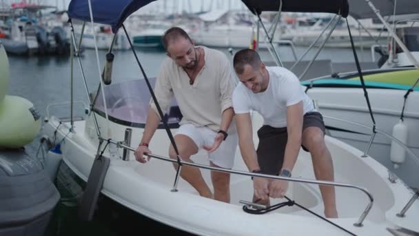 スペインのボートのモーニングを取り除く2人の友人 贅沢なライフスタイル — ストック動画