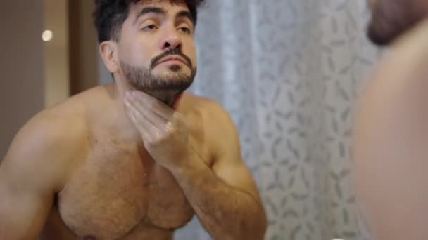 Homme Confiant Lave Visage Avec Eau Vidéo Horizontale — Video