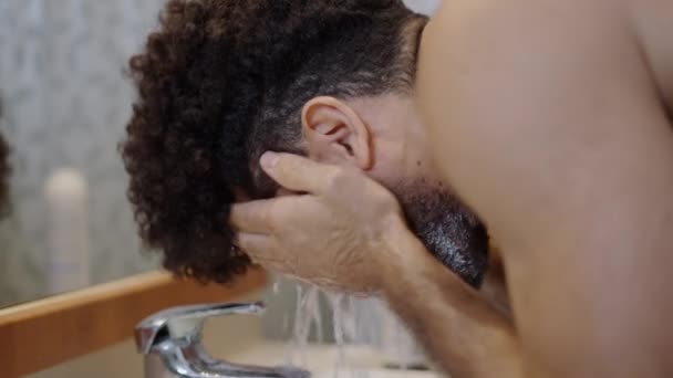 Γενειοφόρος Πλένει Πρόσωπό Του Μετά Ξύρισμα Οριζόντια Βίντεο — Αρχείο Βίντεο