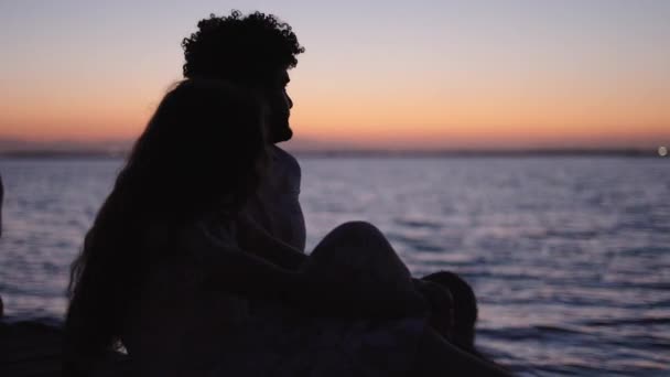 Sitzendes Paar Beobachtet Den Sonnenuntergang Meer Horizontalvideo — Stockvideo
