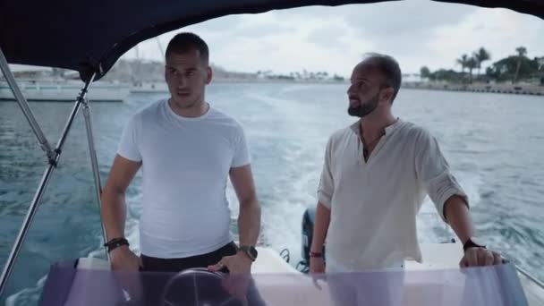 Dois Amigos Espanhóis Sorriem Enquanto Navegam Pelo Porto Estilo Vida — Vídeo de Stock