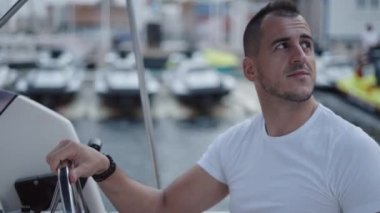 Valencia Limanı 'nda tekne süren bir adamın yakın çekimi, lüks yaşam tarzı.