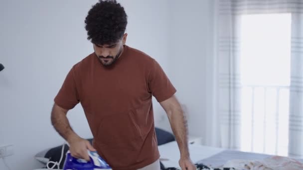 男子熨烫自己的衣服外出 4K水平视频 — 图库视频影像