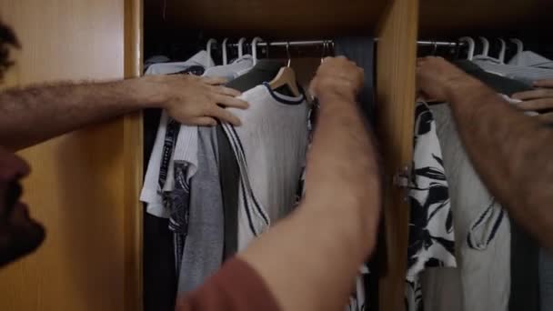 Sakallı Yetişkin Bir Adam Desenli Bir Gömlek Pantolon Çıkardı Yatay — Stok video