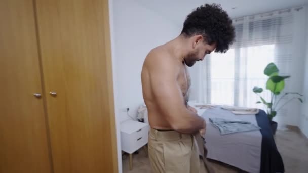 Homme Poilu Ajuste Ceinture Dans Une Chambre Vidéo Horizontale — Video