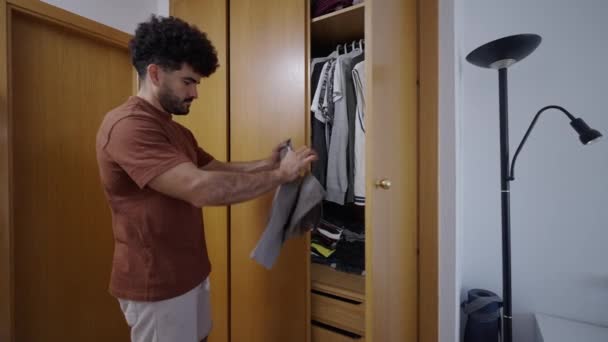 Uomo Indossa Una Camicia Grigia Pantaloni Neri Horizontal Video — Video Stock