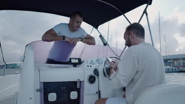 Két Férfi Beszél Egy Hajón Valamiről Telefonon Luxus Életmód — Stock videók