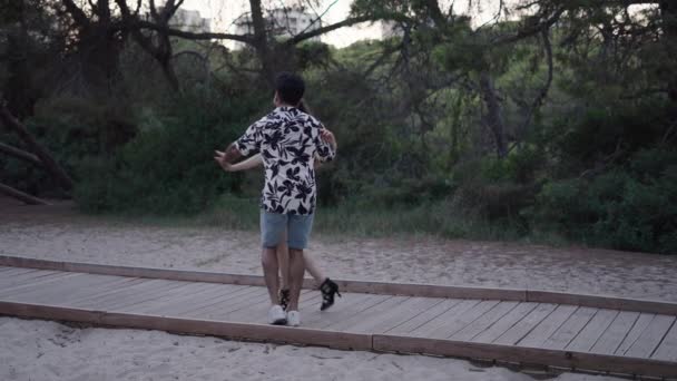 Pár Outdoorových Tanečnic Předvádějících Postavu Horizontal Video — Stock video