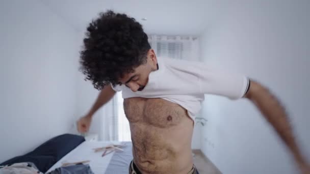 Homme Latino Attrayant Ajustant Son Pantalon Vidéo Horizontale — Video