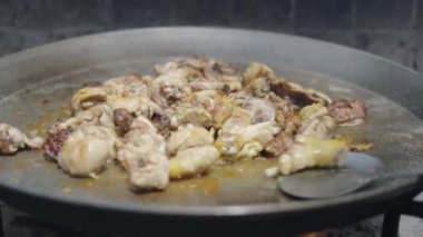 Valencia 'da bir paella' da kızarmış tavuk parçaları. İspanyol geleneksel yemekleri.