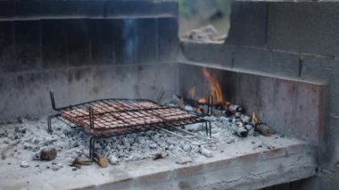 Közlerin üzerindeki ızgaranın manzarası ve onun yanındaki ateş - İspanyol geleneksel yemekleri