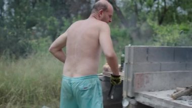 Yetişkin bir Kafkasyalı paella standı kuruyor - İspanyol geleneksel yemekleri.