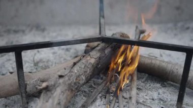 Paella yapmak için yanan odunların kapatılması - İspanyol geleneksel yemekleri